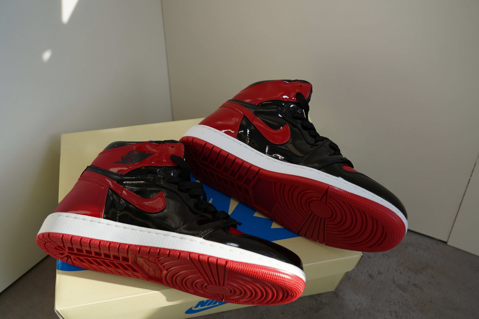Adidasi Jordan 1 Bred Patent