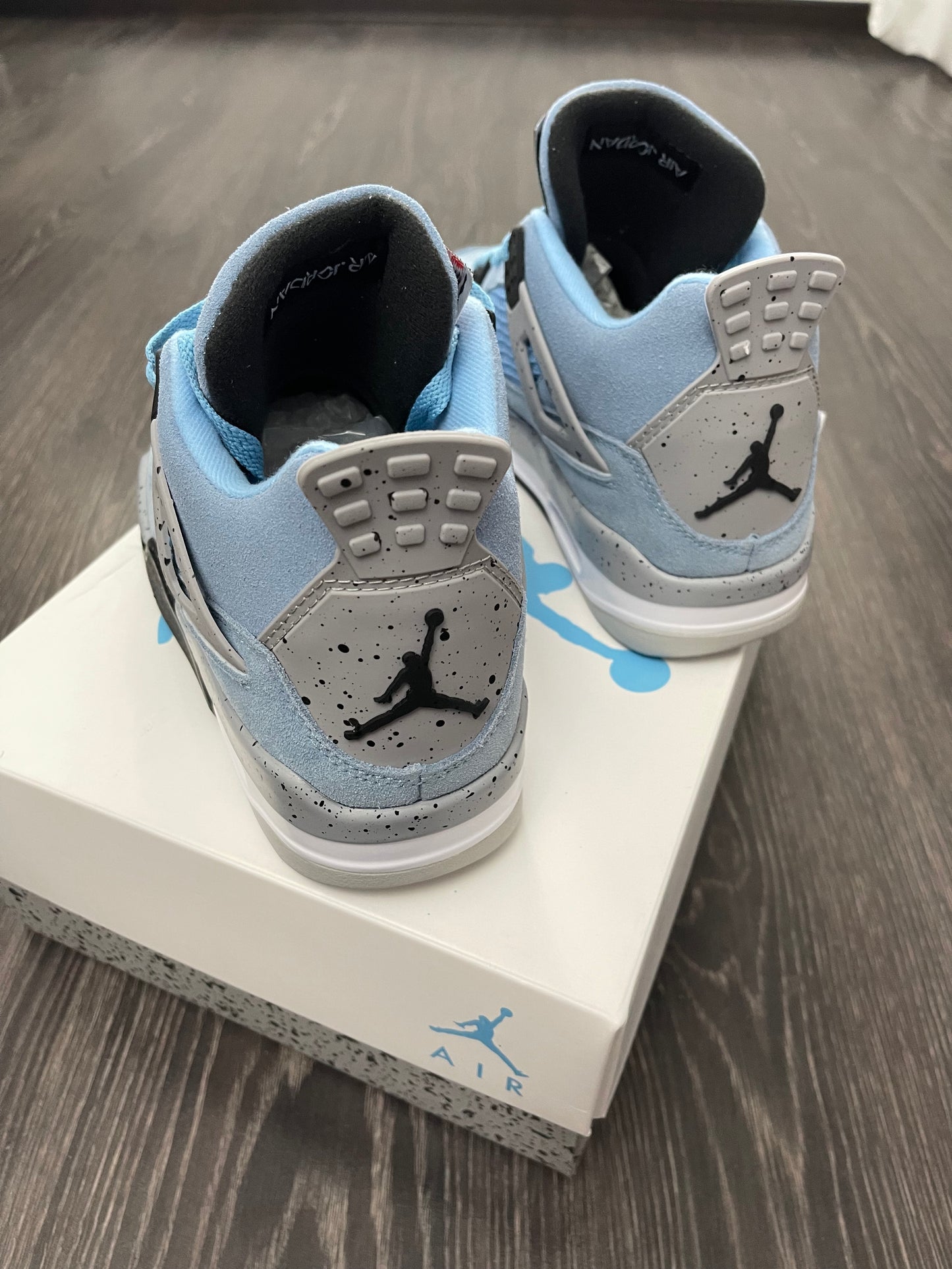 JORDAN 4 Retro University Blue
