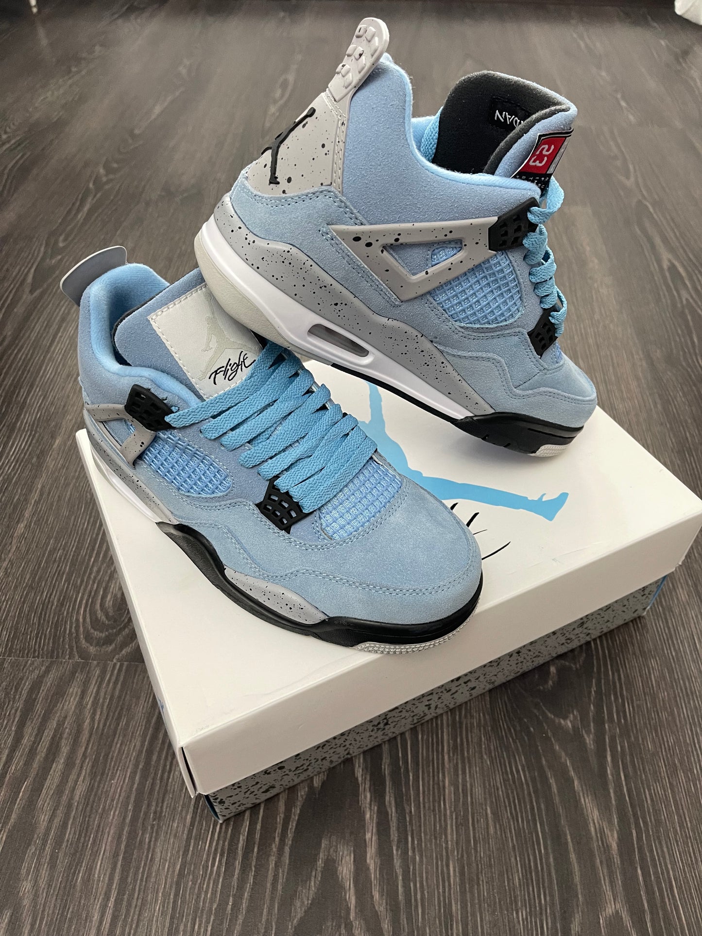 JORDAN 4 Retro University Blue